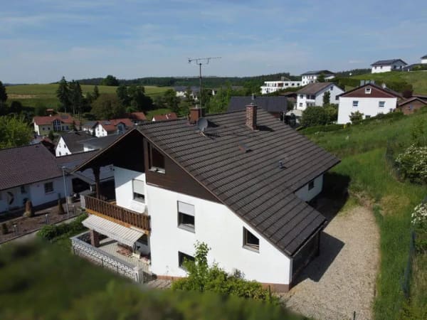 Immobilie in Bayerbach b. Ergoldsbach - Ein Haus, viele Möglichkeiten – Ihr neues Zuhause mit Ausbaupotenzial in Bayerbach in ruhiger Lage! - Bild 1