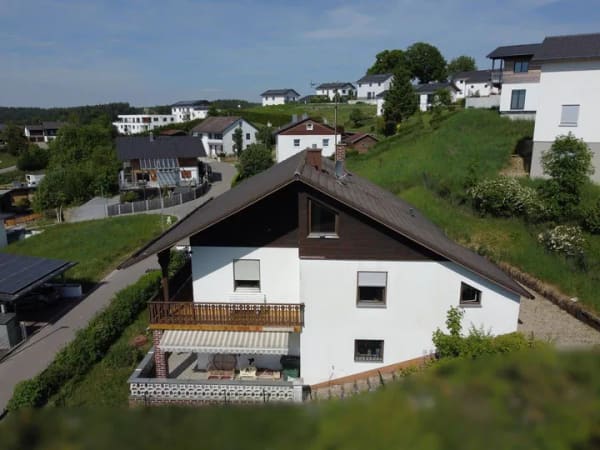 Immobilie in Bayerbach b. Ergoldsbach - Ein Haus, viele Möglichkeiten – Ihr neues Zuhause mit Ausbaupotenzial in Bayerbach in ruhiger Lage! - Bild 2