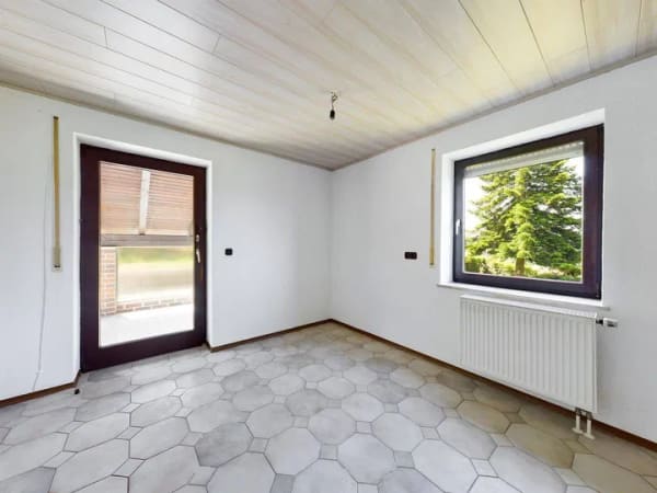 Immobilie in Bayerbach b. Ergoldsbach - Ein Haus, viele Möglichkeiten – Ihr neues Zuhause mit Ausbaupotenzial in Bayerbach in ruhiger Lage! - Bild 3