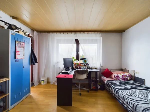 Immobilie in Bayerbach b. Ergoldsbach - Ein Haus, viele Möglichkeiten – Ihr neues Zuhause mit Ausbaupotenzial in Bayerbach in ruhiger Lage! - Bild 4