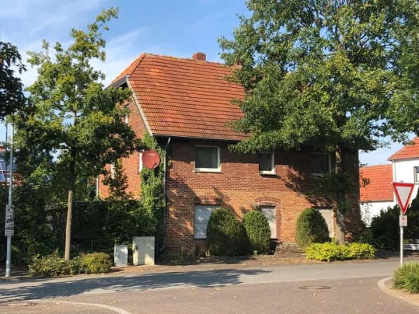 Immobilie in Delbrück - Zweifamilienhaus in zentraler Lage mit Nebengebäude - Bild 0