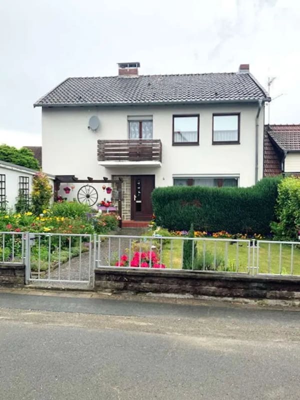 Immobilie in Sehlde - Wohnkomfort in Ortsrandlage – mit Freisitz statt Gartenarbeit - Bild 0