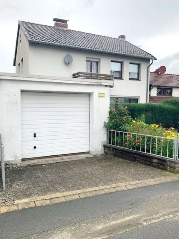 Immobilie in Sehlde - Wohnkomfort in Ortsrandlage – mit Freisitz statt Gartenarbeit - Bild 1