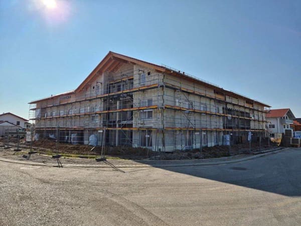 Immobilie in Feichten an der Alz - PROVISIONSFREI - Neubauwohnungen im Vierseithof Mankham: Whg. 1 - 4-Zi-Maisonette-Wohnung vor Alpen und Chiemsee - Eine Wohnung wie ein Haus - Bild 1