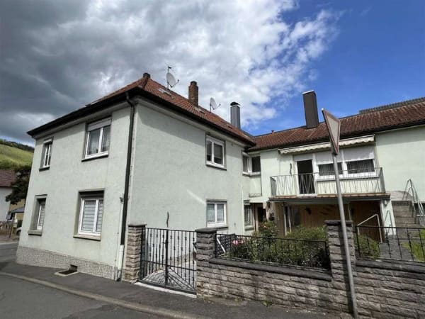 Immobilie in Lauda-Königshofen - gepflegte 5-Zimmer-Wohnung mit Balkon und Garage in der Nähe von Lauda-Königshofen - Bild 0
