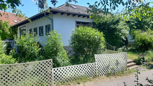 Immobilie in Gau-Bischofsheim - Einfamilienhaus mit großem Grundstück in Gau-Bischofsheim - Bild 1