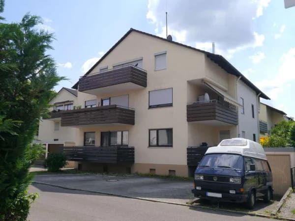 Immobilie in Großbettlingen - DG-Wohnung (ca. 75 qm Grundfläche) mit Loggia, Einbauküche und Kfz-Stellplatz in Großbettlingen - Bild 0