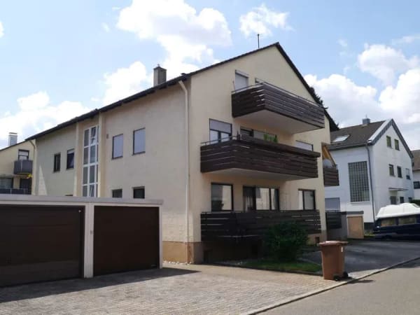 Immobilie in Großbettlingen - DG-Wohnung (ca. 75 qm Grundfläche) mit Loggia, Einbauküche und Kfz-Stellplatz in Großbettlingen - Bild 1