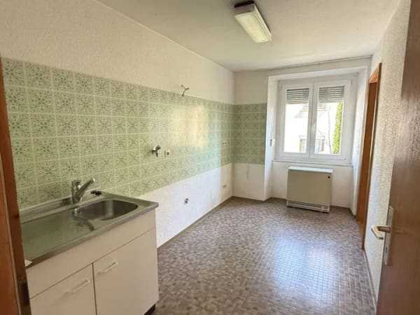 Immobilie in Stetten am kalten Markt - Interessantes Zweifamilienhaus mit Büroräumen und 5 Stellplätzen im Herzen von Stetten - Bild 2