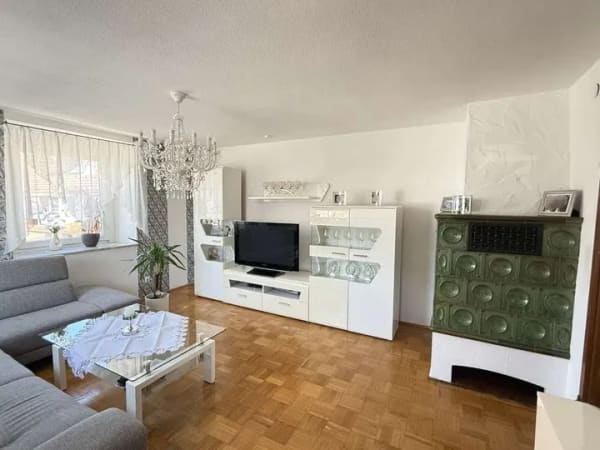 Immobilie in Stetten am kalten Markt - Interessantes Zweifamilienhaus mit Büroräumen und 5 Stellplätzen im Herzen von Stetten - Bild 3