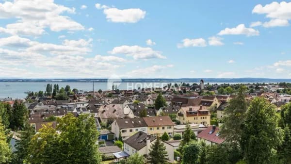 Immobilie in Immenstaad am Bodensee - Lichtdurchflutete Wohnung mit Seeblick und Loggia - Wohnen mit Weitblick in Immenstaad - Bild 0