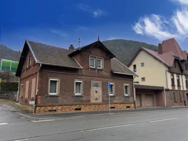 Immobilie in Lambrecht - Großzügiges Einfamilienhaus - freistehend mit Garten und zwei Doppelgaragen - Bild 1