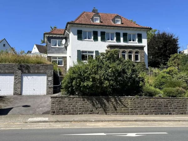 Immobilie in Hückeswagen - Attraktive 30er Jahre Villa mit großem Garten in 42499 Hückeswagen - Bild 0