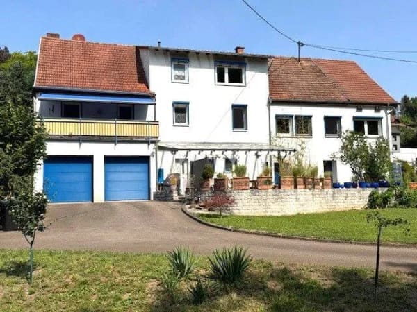 Immobilie in Theisbergstegen - Willkommen in Ihrem neuen Zuhause – Großzügiges 1- bis 2-Familienhaus mit Gartenidylle und Bachlauf - Bild 0