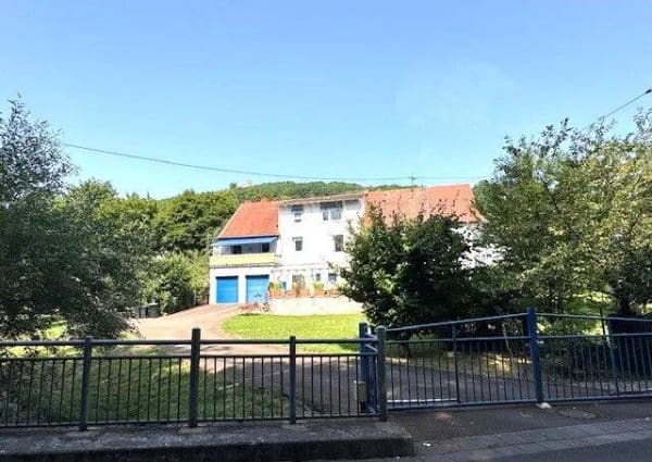 Immobilie in Theisbergstegen - Willkommen in Ihrem neuen Zuhause – Großzügiges 1- bis 2-Familienhaus mit Gartenidylle und Bachlauf - Bild 1