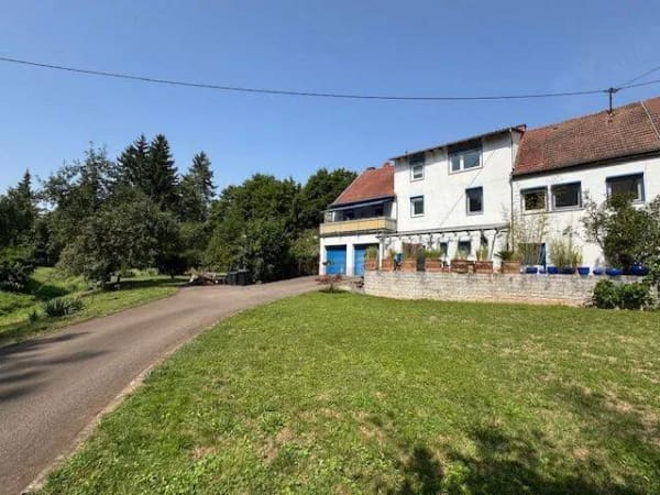 Immobilie in Theisbergstegen - Willkommen in Ihrem neuen Zuhause – Großzügiges 1- bis 2-Familienhaus mit Gartenidylle und Bachlauf - Bild 2