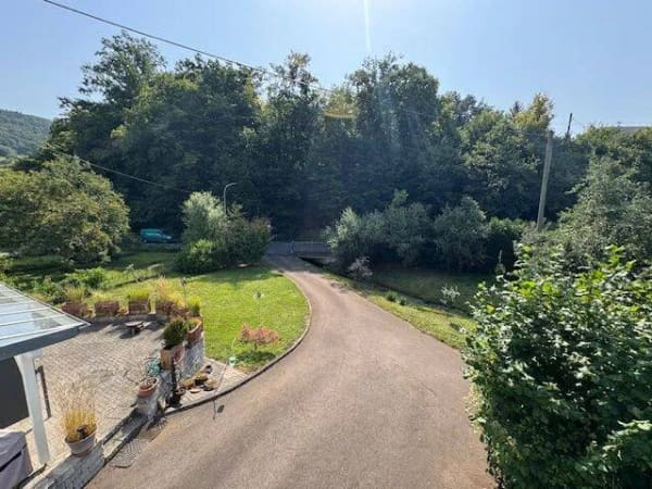 Immobilie in Theisbergstegen - Willkommen in Ihrem neuen Zuhause – Großzügiges 1- bis 2-Familienhaus mit Gartenidylle und Bachlauf - Bild 3
