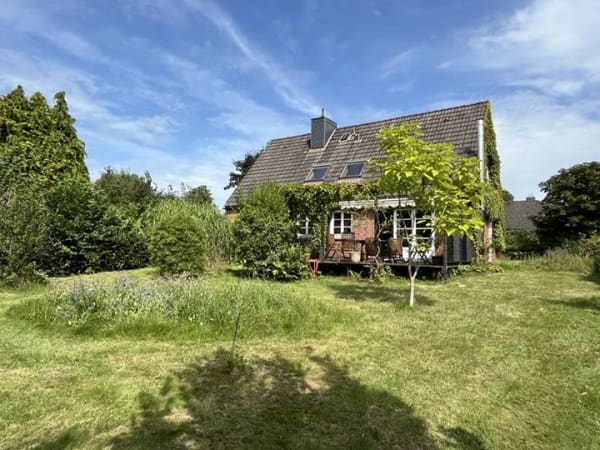 Immobilie in Breitenburg - Idylle pur in bester Lage von Oelixdorf bei Itzehoe - Einfamilienhaus mit ELW und Vollkeller - Bild 0