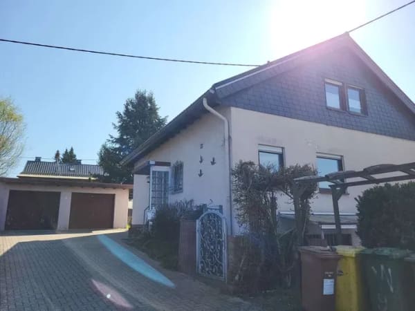 Immobilie in Goddert - Einfamilienhaus mit Garten und zwei Garagen in ruhiger Lage - Bild 0