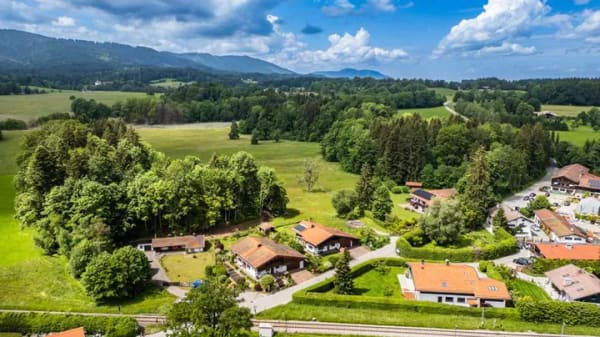 Immobilie in Gmund - Ein Haus mit Garten mit Blick auf Bauernwiesen - und doch zentral gelegen! - Bild 0