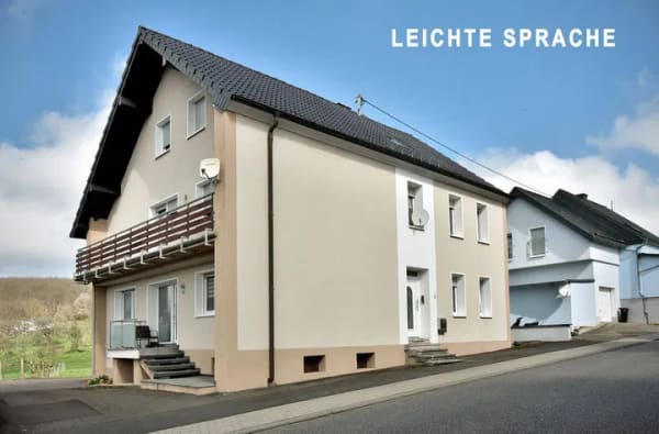 Immobilie in Mackenrodt - Ein Doppel·haus in Mackenrodt ist zu verkaufen. Das Haus hat 3 Garagen. - TEXT IN LEICHTER SPRACHE - Bild 0