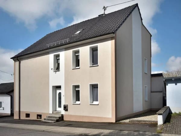 Immobilie in Mackenrodt - Ein Doppel·haus in Mackenrodt ist zu verkaufen. Das Haus hat 3 Garagen. - TEXT IN LEICHTER SPRACHE - Bild 2