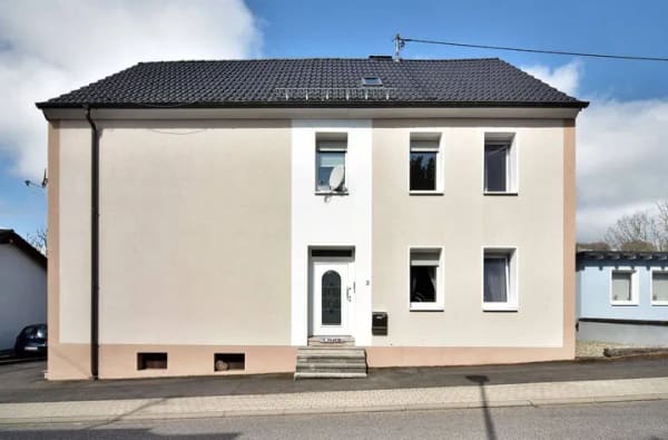 Immobilie in Mackenrodt - Ein Doppel·haus in Mackenrodt ist zu verkaufen. Das Haus hat 3 Garagen. - TEXT IN LEICHTER SPRACHE - Bild 3