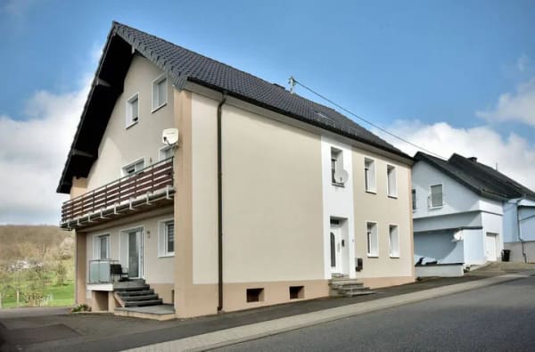 Immobilie in Mackenrodt - Ein Doppel·haus in Mackenrodt ist zu verkaufen. Das Haus hat 3 Garagen. - TEXT IN LEICHTER SPRACHE - Bild 4