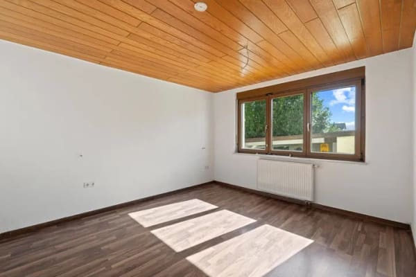 Immobilie in Wutöschingen - Eigennutzung und Rendite- familienfreundlich, vielseitig, zentral – Zweifamilienhaus in Wutöschingen - Bild 1