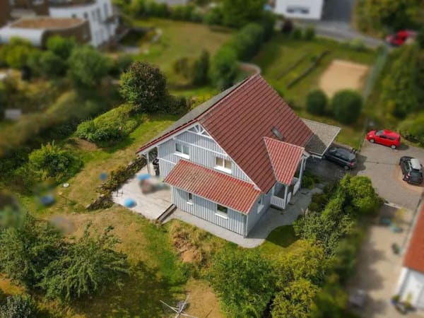 Immobilie in Ebersburg - Weyhers: Neuwertiges KfW-Effizienzhaus mit traumhaftem Garten für die ganze Familie - Bild 0
