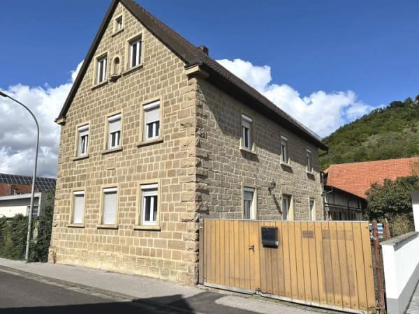 Immobilie in Zeil am Main - Viel Platz & viele Möglichkeiten... sonnig gelegenes Sandsteinhaus mit mehreren Nebengebäuden und Innenhof, Grund 749m² - Bild 0