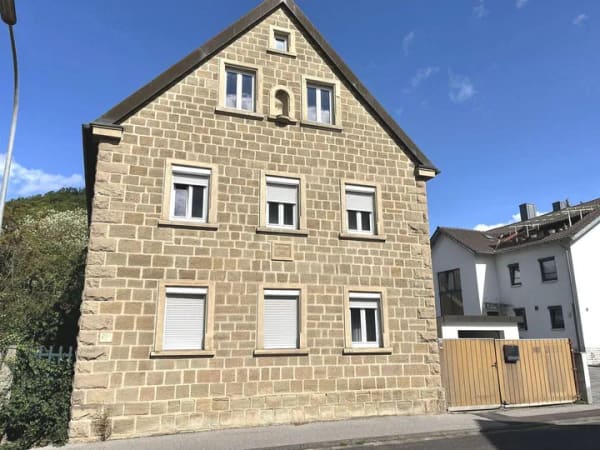Immobilie in Zeil am Main - Viel Platz & viele Möglichkeiten... sonnig gelegenes Sandsteinhaus mit mehreren Nebengebäuden und Innenhof, Grund 749m² - Bild 1