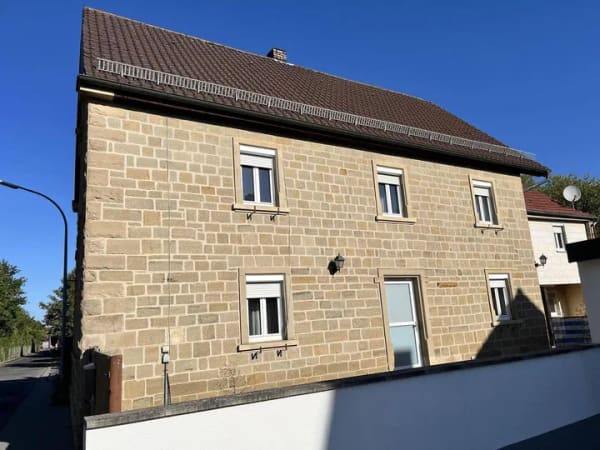 Immobilie in Zeil am Main - Viel Platz & viele Möglichkeiten... sonnig gelegenes Sandsteinhaus mit mehreren Nebengebäuden und Innenhof, Grund 749m² - Bild 3