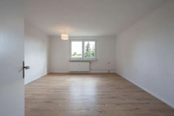 Immobilie in Schorfheide - Ihre renovierte 3-Zimmerwohnung mit neuer EBK & 2 Stellpl. Provisionsfrei - Bild 2