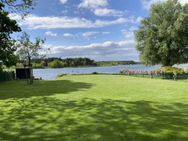 Immobilie in Havelsee - Beeindruckend! Faszinierendes Wassergrundstück mit modernem Ferienhaus, Gästebungalow und Bootshaus! - Bild 0