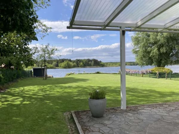 Immobilie in Havelsee - Beeindruckend! Faszinierendes Wassergrundstück mit modernem Ferienhaus, Gästebungalow und Bootshaus! - Bild 1