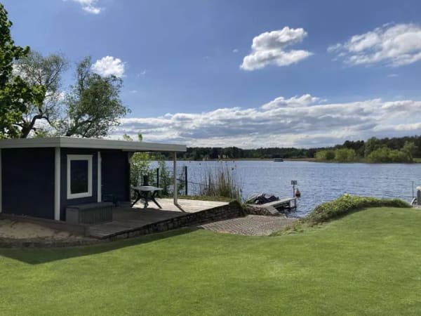 Immobilie in Havelsee - Beeindruckend! Faszinierendes Wassergrundstück mit modernem Ferienhaus, Gästebungalow und Bootshaus! - Bild 2