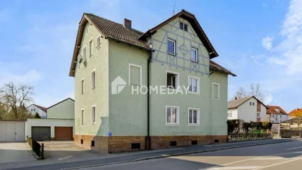 Immobilie in Amberg - Attraktives MFH zentral in Amberg: 5 vermietete Wohnungen, Garagen und Stellplätze im Innenhof - Bild 0