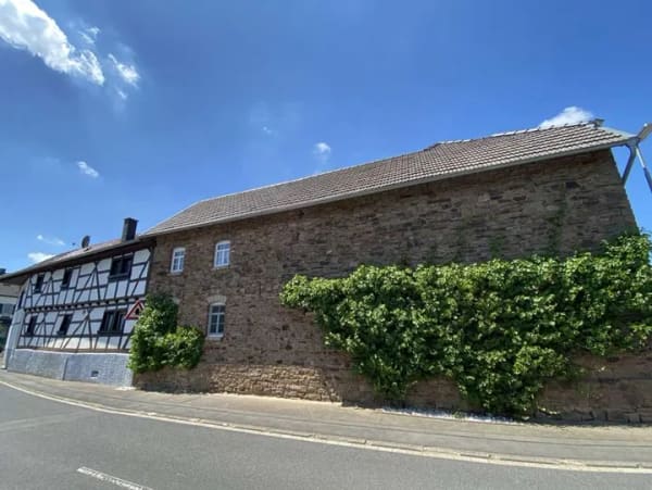 Immobilie in Nettersheim - Denkmalgeschützte Hofanlage - Einfamilienhaus mit Stallungen - umfangreiche Ausbauchancen - Bild 1