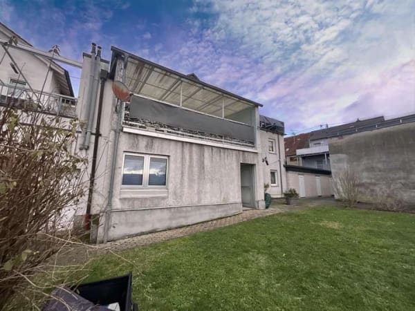 Immobilie in Saarwellingen - Gepflegtes Mehrfamilienhaus mit sechs Wohnungen in zentraler Lage von Saarwellingen - Bild 1