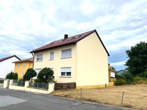 Immobilie in Grafenwöhr - Bayern Grafenwöhr - 2- Familienhaus mit schönem Garten in ruhiger Lage - Bild 1