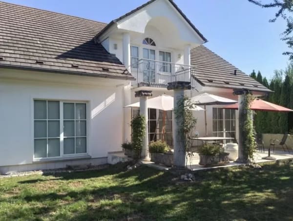 Immobilie in Theres - Stilvolles und gepflegtes Einfamilienhaus im Villenstil mit Doppelgarage und Terrasse in einem Ortsteil von Theres - Bild 0