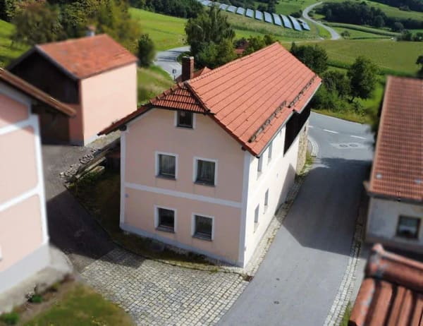 Immobilie in Röhrnbach - Sanierungsobjekt - Haus mit Halle/Garage/Stellfläche auf kleinem Grundstück - Röhrnbach - Bild 1