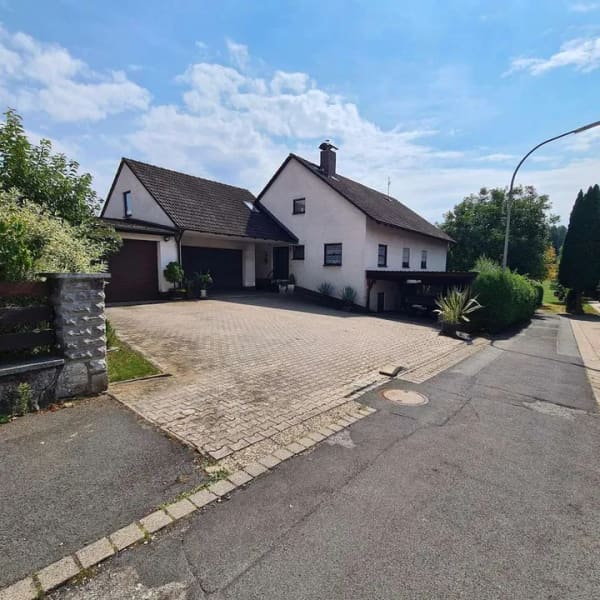 Immobilie in Plech - Großzügiges Einfamilienhaus mit viel Platz und traumhaftem Blick ins Grüne - Bild 1