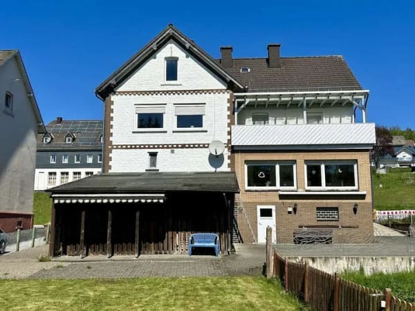 Immobilie in Burbach - Wohnen mit Freiraum. Charmantes Wohnhaus auf großem Grundstück in Burbach-Würgendorf. - Bild 1