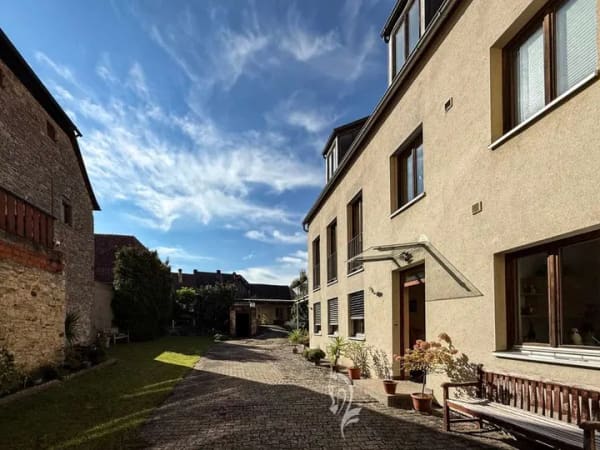 Immobilie in Volkach - Traumhaftes Ensemble:  Energieeffizientes (A) Einfamilienhaus mit Büro, großem Innenhof & Garten - Bild 2