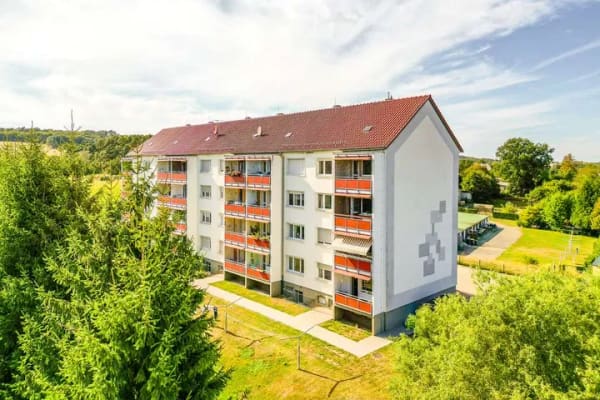 Immobilie in Oebisfelde-Weferlingen - Sanierungsbedürftige 3-Zimmer-Wohnung mit Balkon und guter Aussicht - Bild 1