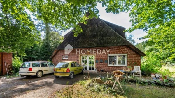 Immobilie in Vollersode - Charakterhaus unter Reet mit großem Garten - Bild 1