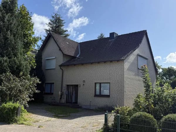 Immobilie in Bargteheide - Attraktives Dreifamilienhaus mit großem Grundstück und stabilem Mietvertrag - Entwicklungspotenzia - Bild 0
