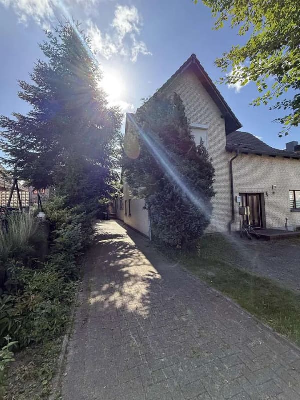 Immobilie in Bargteheide - Attraktives Dreifamilienhaus mit großem Grundstück und stabilem Mietvertrag - Entwicklungspotenzia - Bild 1